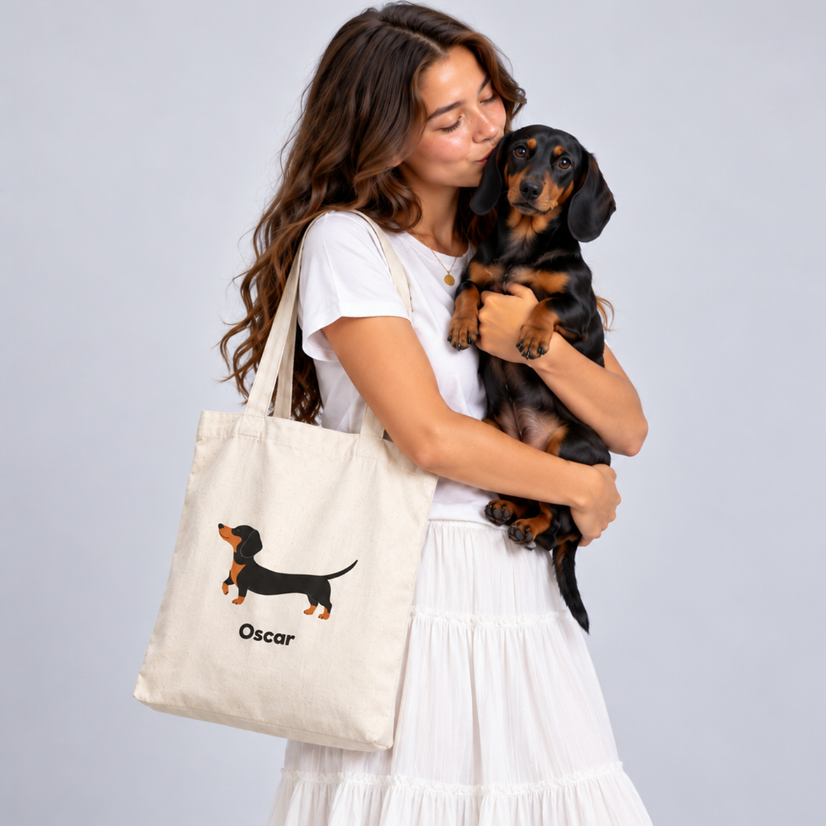 UNe femme fait un tendre bisous à son chien - tote bag teckel chien saucisse